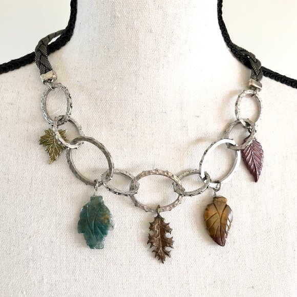 Carved stone and enamel leaf necklace - Picture 6 of 6